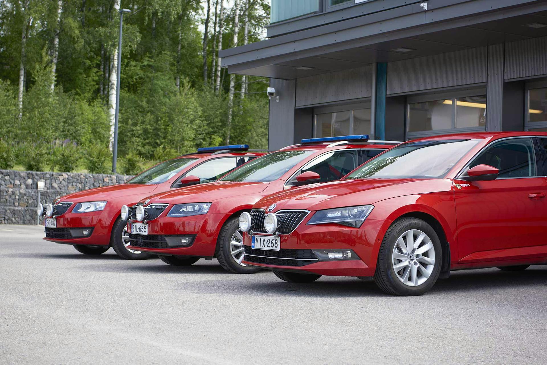 Neljästä tuliterästä Škodasta paikalla on tänään kolme: Superb sekä kaksi Octaviaa. Autot tunnistaa paloautoiksi paitsi väristä, myös erikoisvarustelustaan.