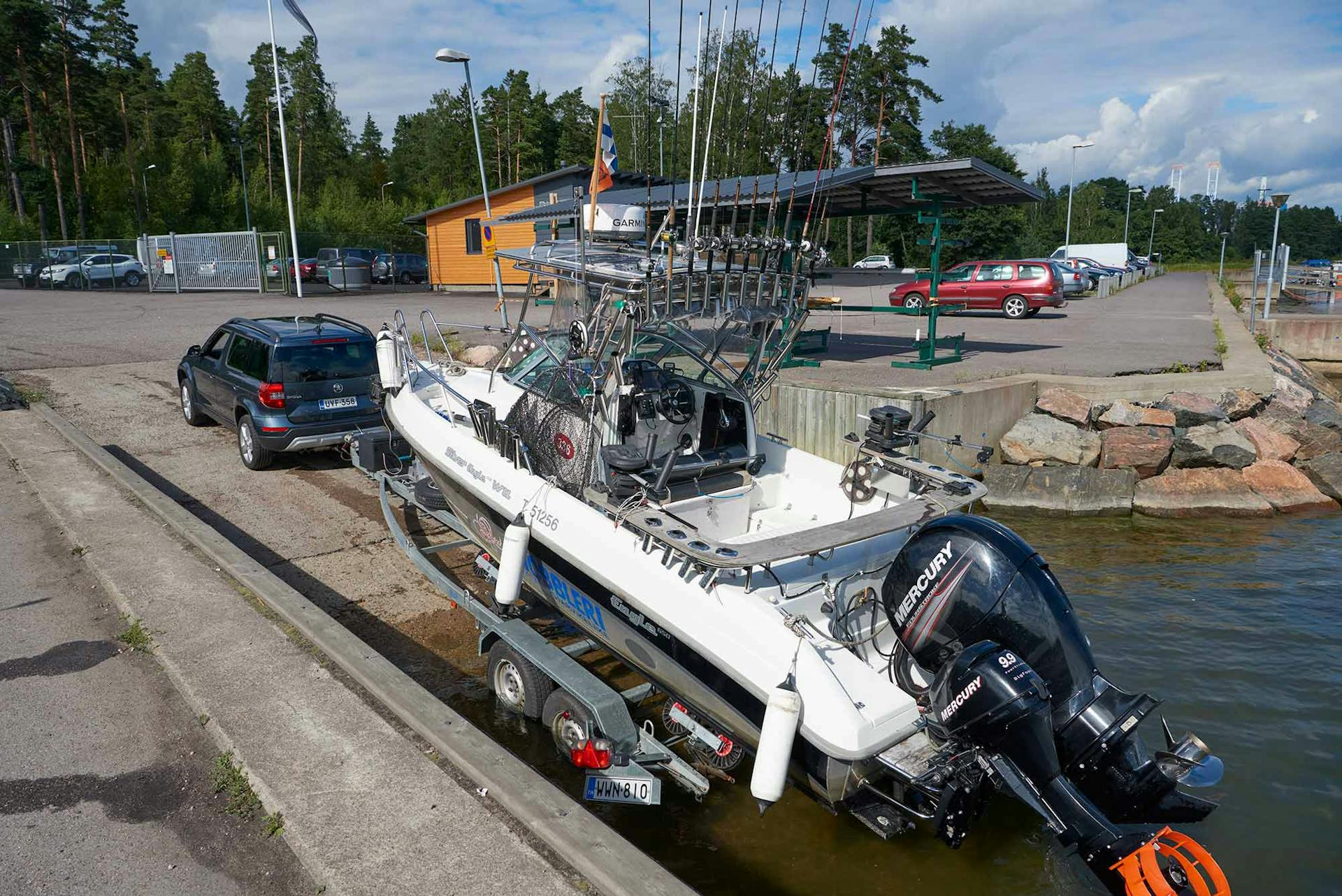Yeti 2.0 TDI 4x4 DSG Autom. sai vedettäväkseen vene-traileri -yhdistelmän, jonka kokonaispaino on liki 2000 kiloa. Yetiltä homma sujuu, sillä sen jarrullinen vetokyky on 2100 kiloa.