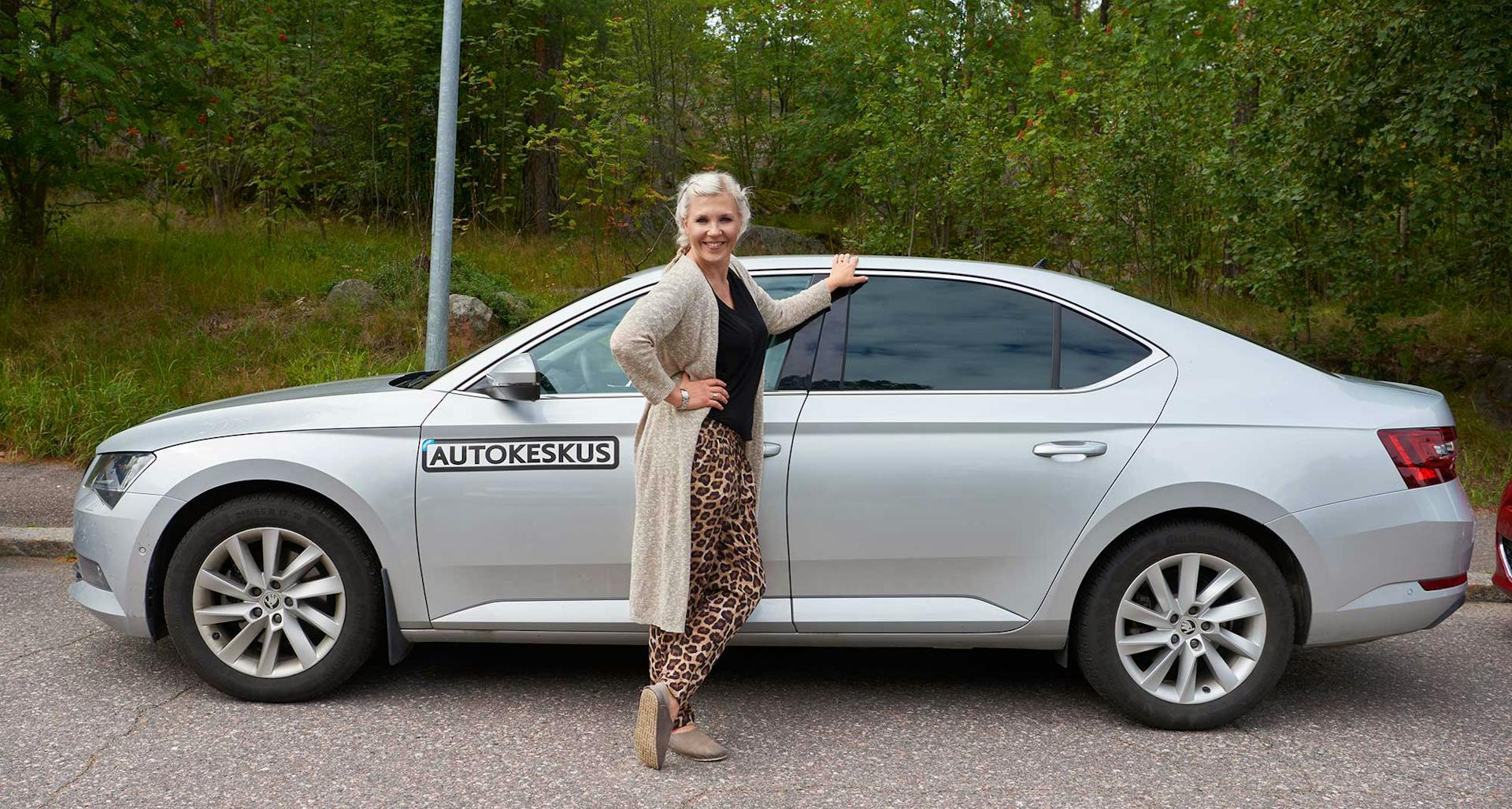 Auto, joka vei Vappu Pimiän sydämen. ”Olen ihan hullaantunut Superbiin. Onhan se hana.”